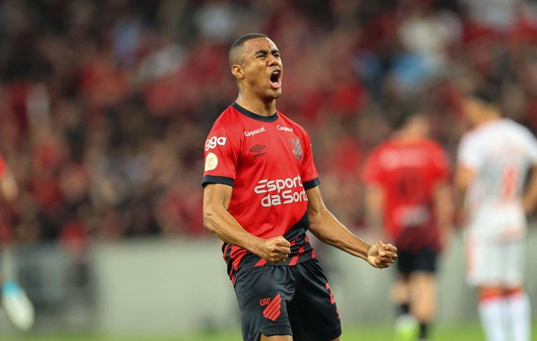 alvo do bahia, erick em jogo do athletico