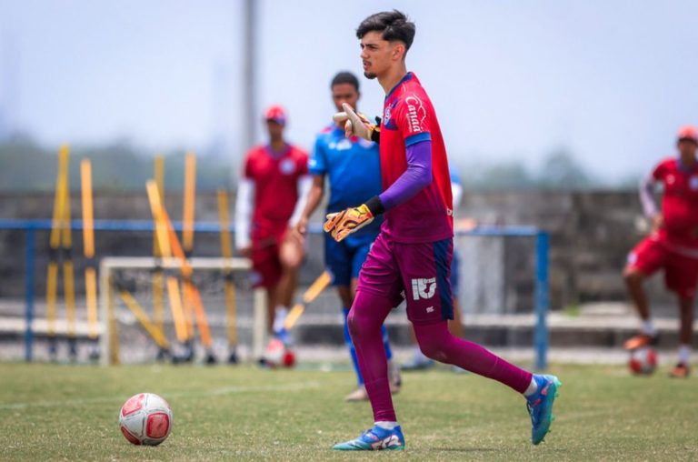 Arthur Jampa durante treino do bahia
