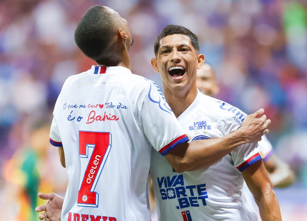 erick pulga comemora gol do bahia com ademir