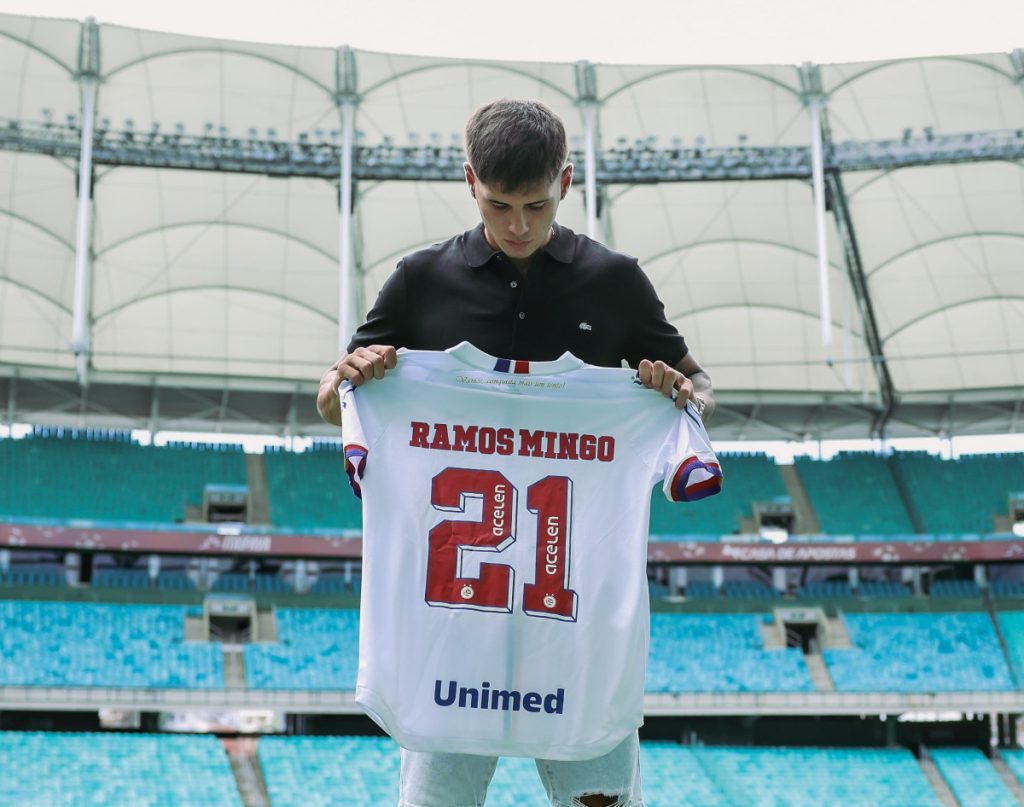 mingo com a camisa do bahia