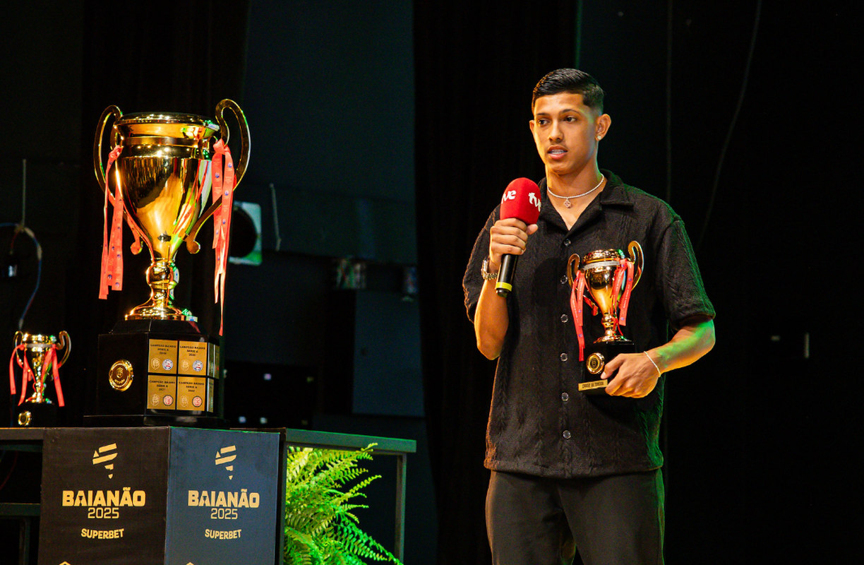 pulga com o troféu de campeão baiano