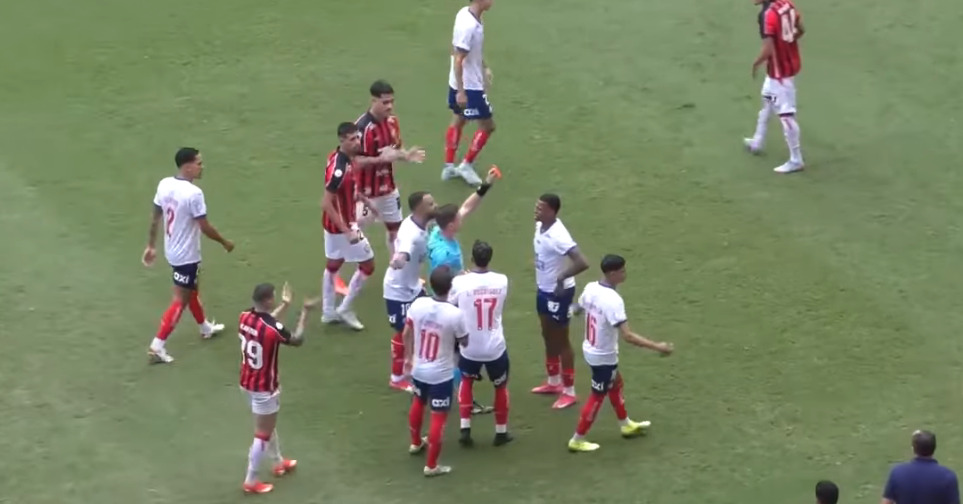 árbitro expulsando jean lucas