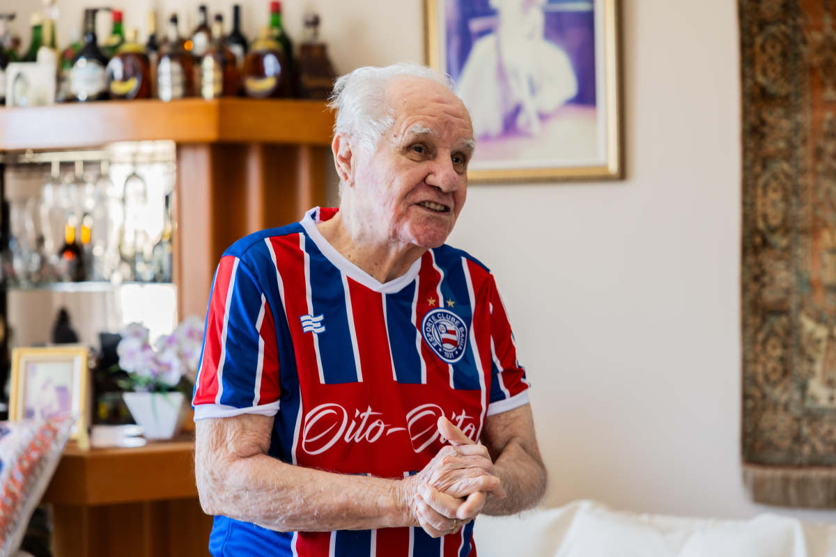 evaristo de macedo com camisa do bahia