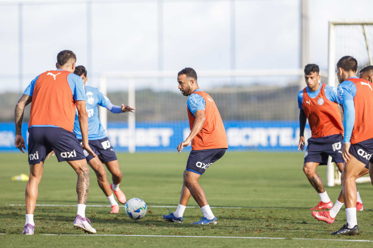 treino do bahia no ct com caio alexandre no centro