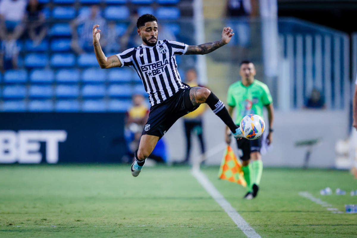 Matheus bahia em jogo pelo ceará