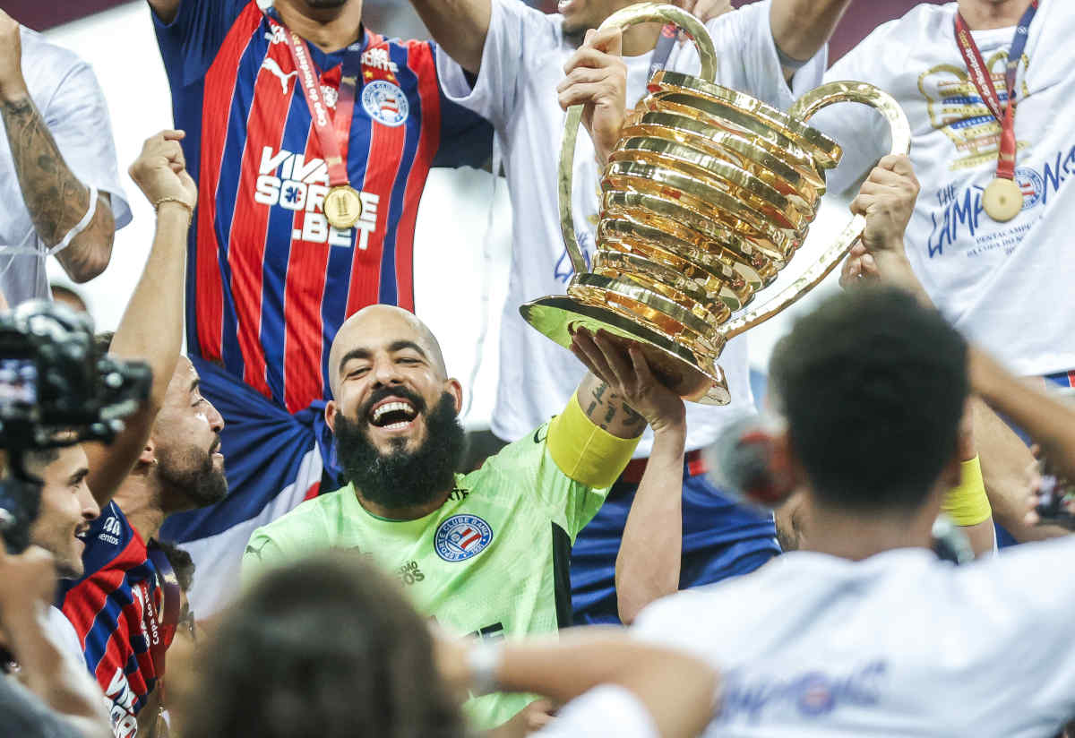 danilo fernandes com a taça de campeão do nordeste pelo bahia