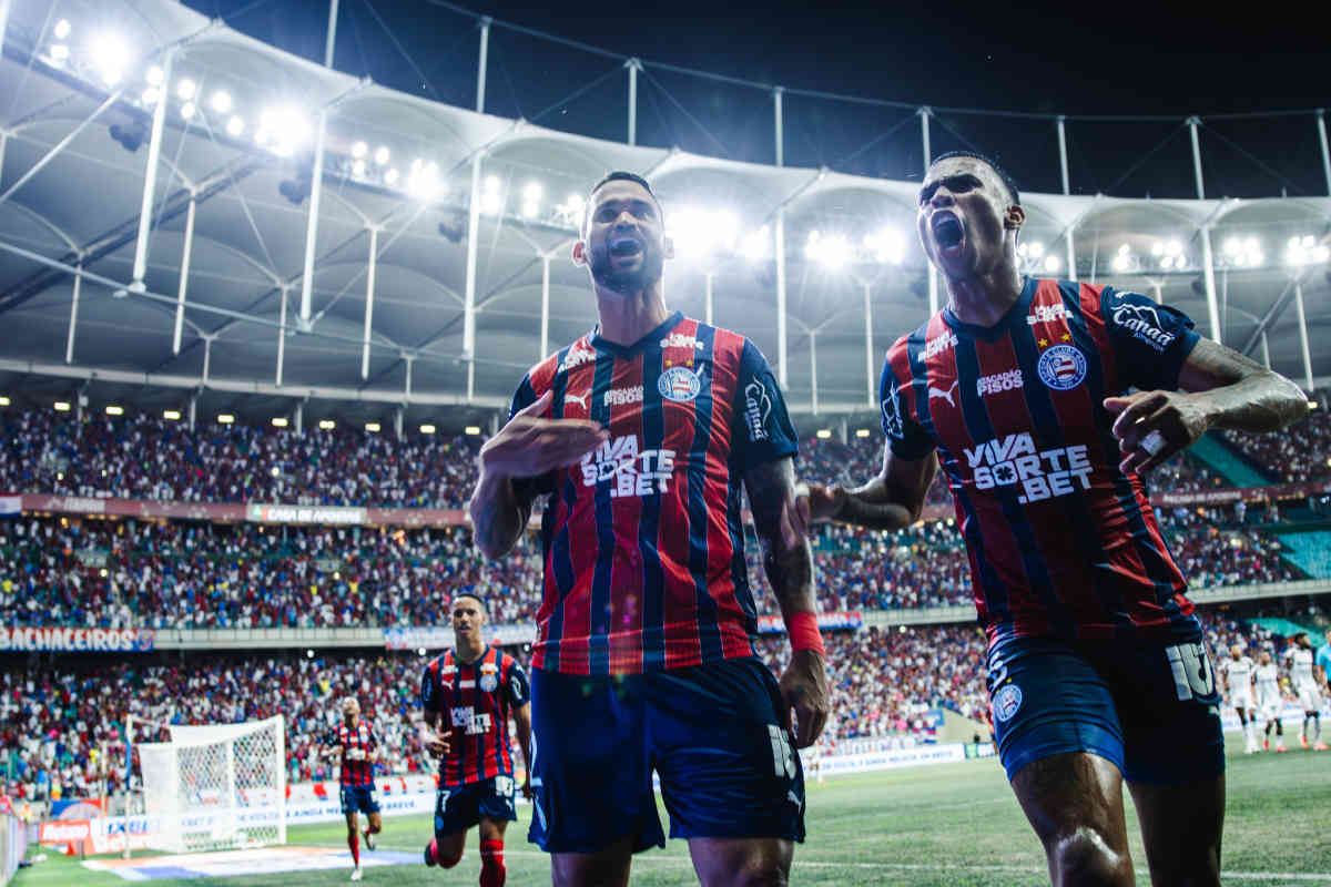 willian josé e jean lucas comemoram gol do time do bahia