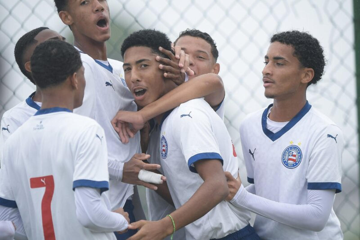 sub-15 do bahia comemora gol