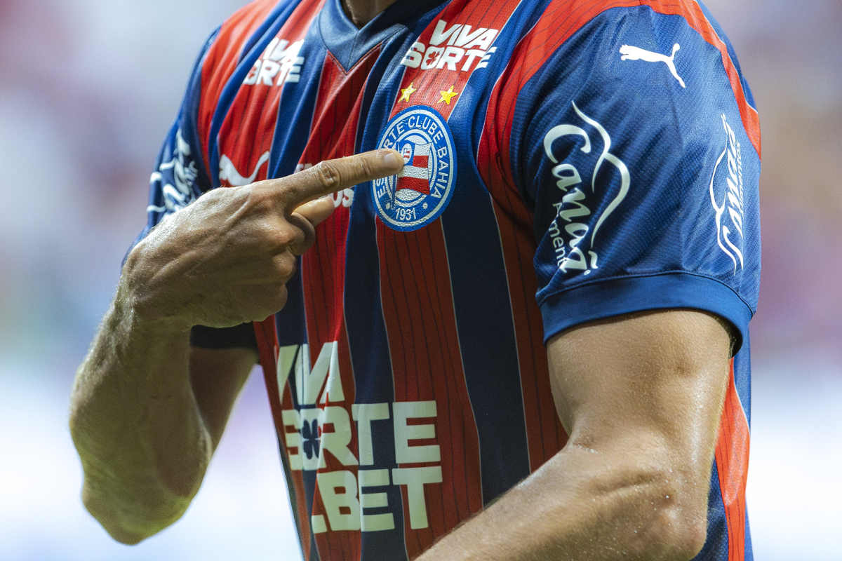 escudo do bahia, caio alexandre na foto