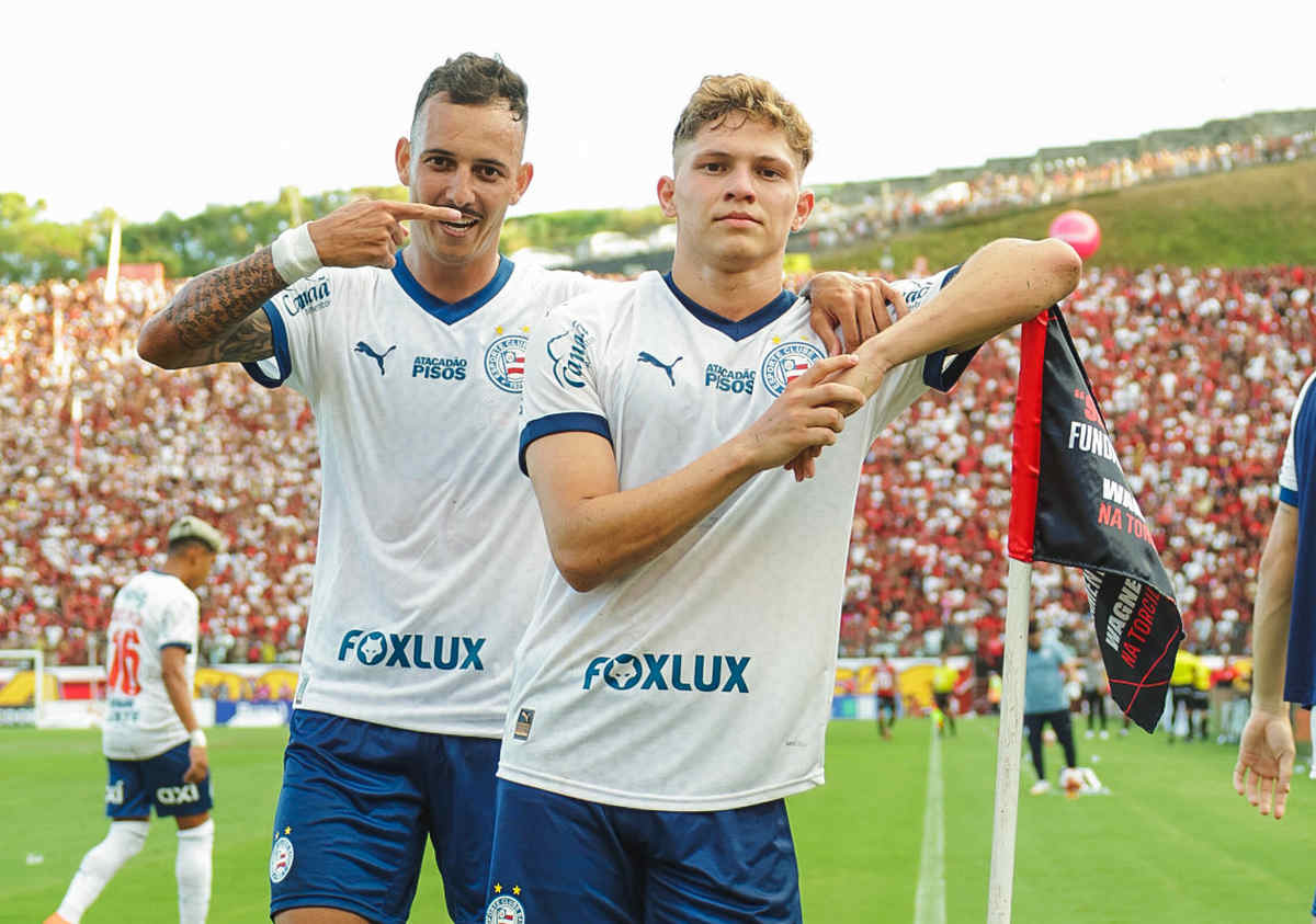 dell e borduchi comemoram gol do bahia em ba-vi vitória