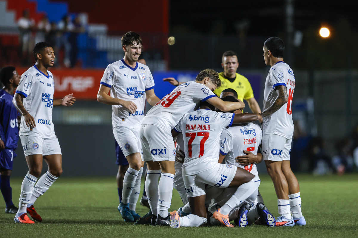 time do bahia comemora gol de rezende no baiano