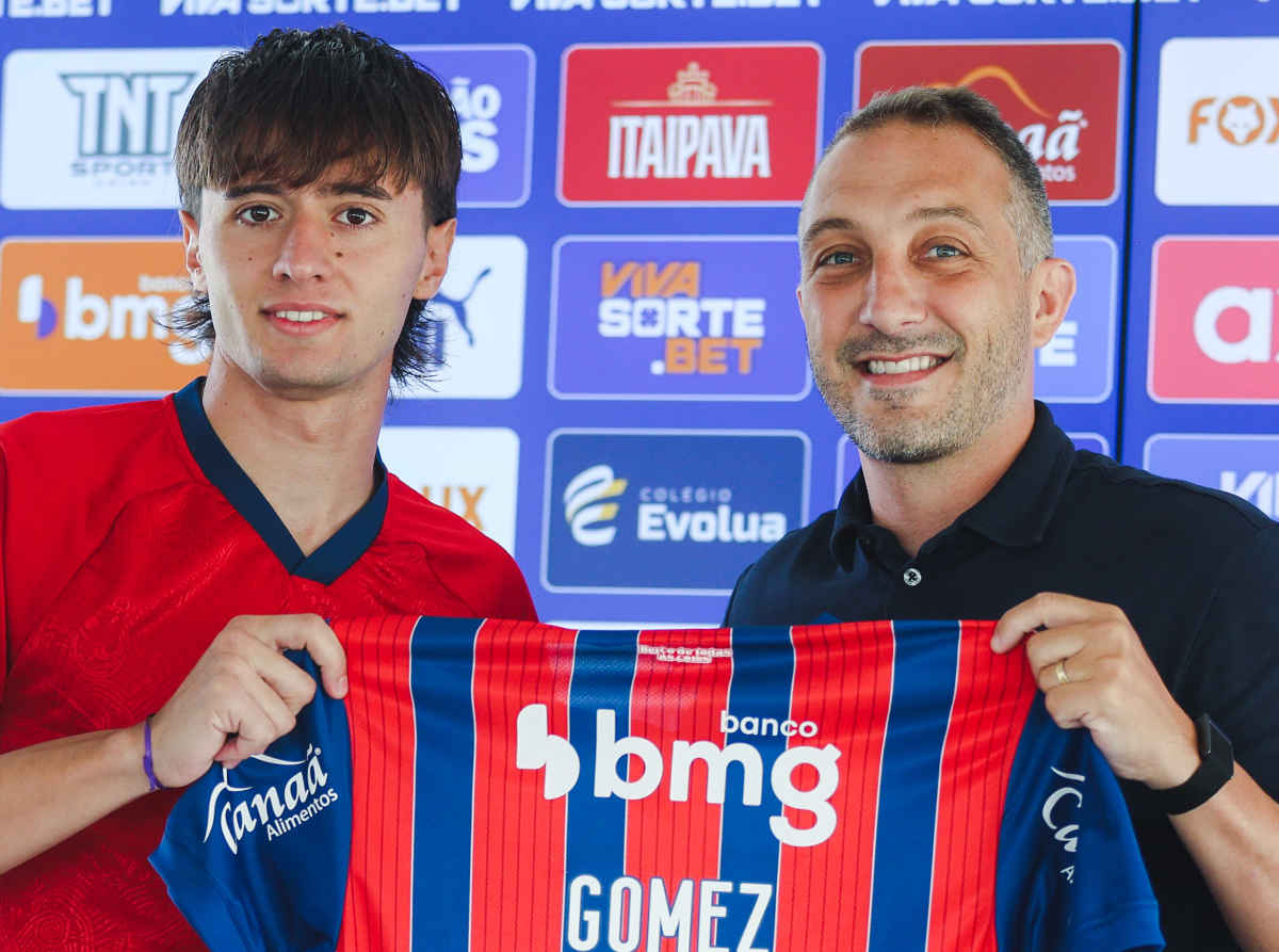 roman gomez em apresentação no bahia com santoro ao lado