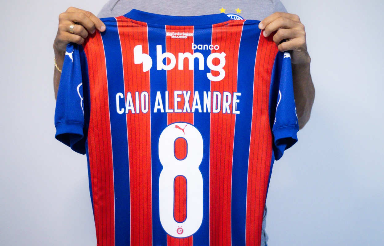 caio alexandre com a 8 do bahia