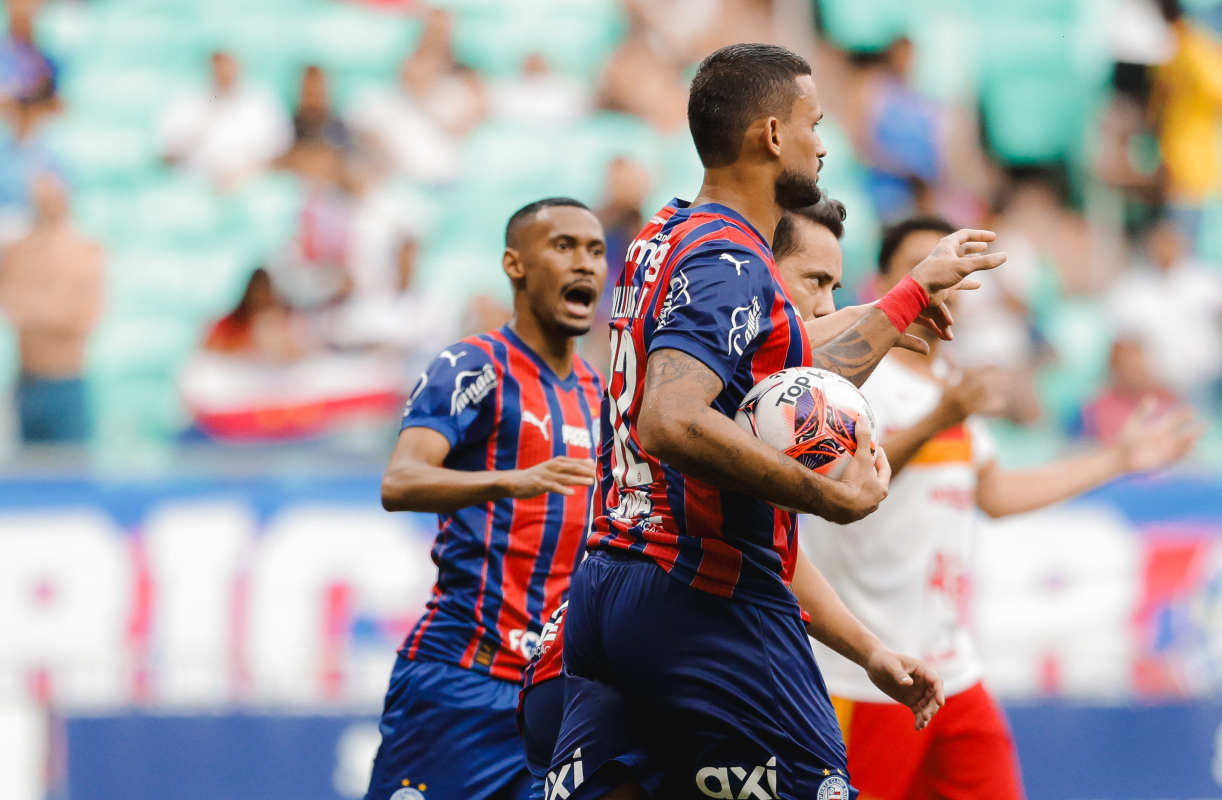 willian josé e ademir comemoram gol do bahia