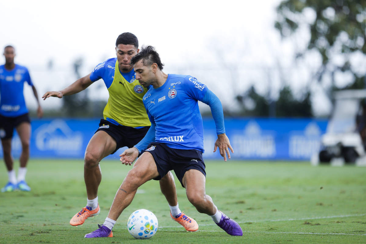 acevedo em treino do bahia com zé guilherme