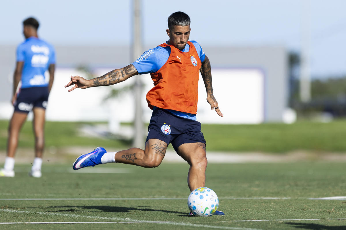 kike olivera em treino do bahia